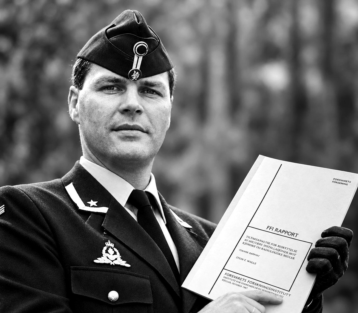 Stein F. Walle in Royal Norwegian Air Force uniform, holding his 1987 FFI technical report